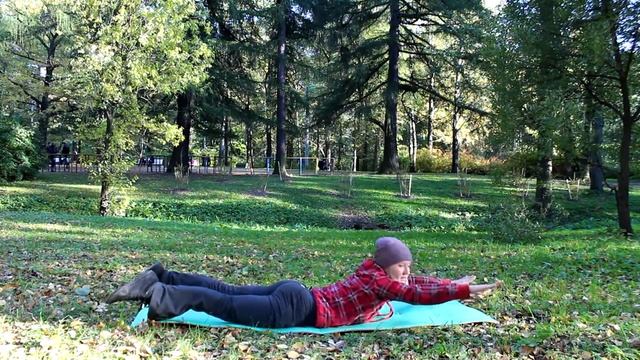 Как убрать бока и живот. Фитнес на природе смотреть онлайн