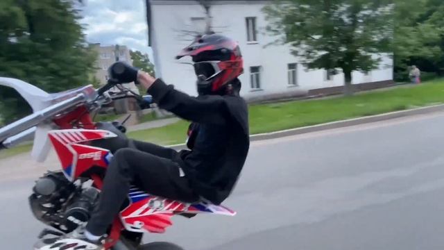 ВАЛЬНУЛИ ПО ГОРОДУ ТОЛПОЙ | KILLSTREET | НА ЗАДНЕМ смотреть онлайн