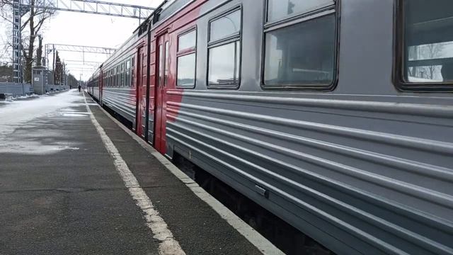 ЭТ2МЛ 077 "Лужский рубеж" отправляется с ж/д станции "Сиверская" смотреть онлайн