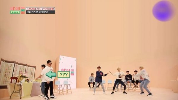 Stray Kids' hipster introductory dance!