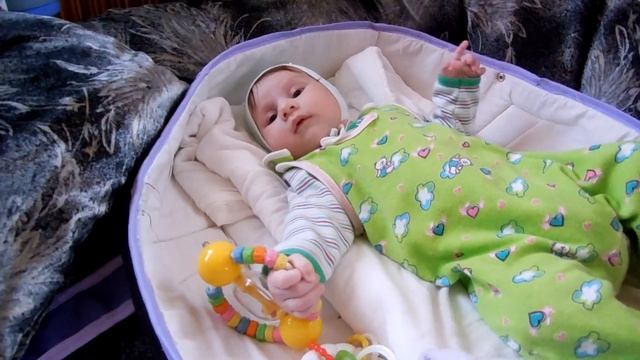 11.Как ребёнок в два месяца должен держать погремушку. смотреть онлайн