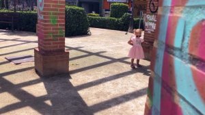 Арина на детской площадке играет в прятки  Горки и качели Прятки с мамой