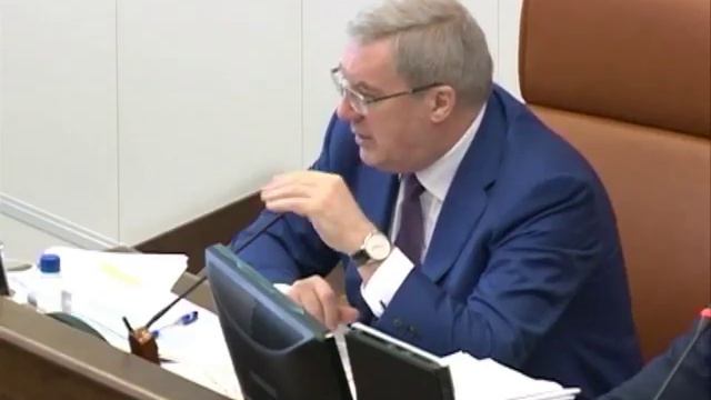 На улице Павлова выкопали деревья, чтобы поставить остановку смотреть онлайн