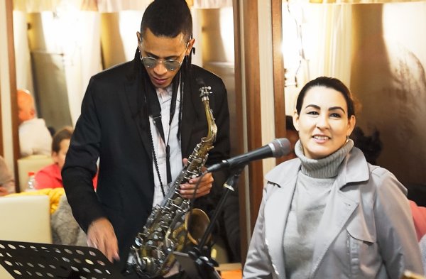 Señorita исполняет Cuban Band