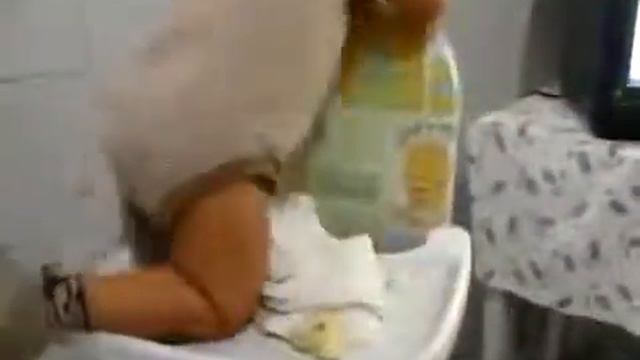 Как малыш на стул карапкался смотреть онлайн