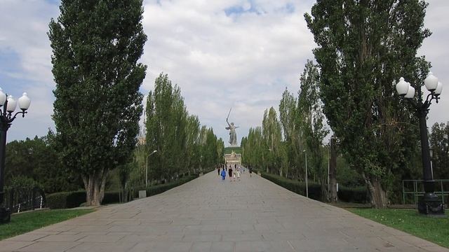 28.08.2023. Россия. Волгоград. Мамаев Курган. Аллея пирамидальных тополей. Часть 1 смотреть онлайн