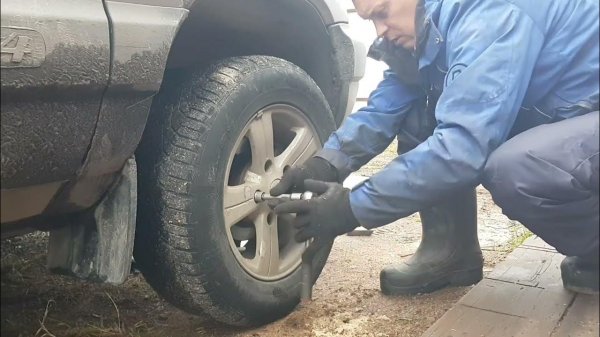 ШЕВРОЛЕ НИВА КАК ПОМЕНЯТЬ ПЕРЕДНИЕ АМОРТИЗАТОРЫ ?