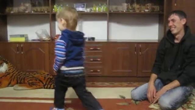 Муж учит сына отжиматься.AVI смотреть онлайн