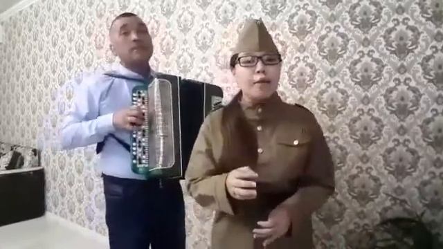 В исполнении солистки центра имени Курмангазы Анэлии Абулгазиевой песня "В землянке" смотреть онлайн
