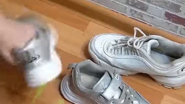 КАК ОЧИСТИТЬ ОБУВЬ ЛЁГКИМ СПОСОБОМ ПРИ ПОМОЩИ МОЮЩЕГО СРЕДСТВА,СОДЫ И ЗУБНОЙ ПАСТЫ! смотреть онлайн