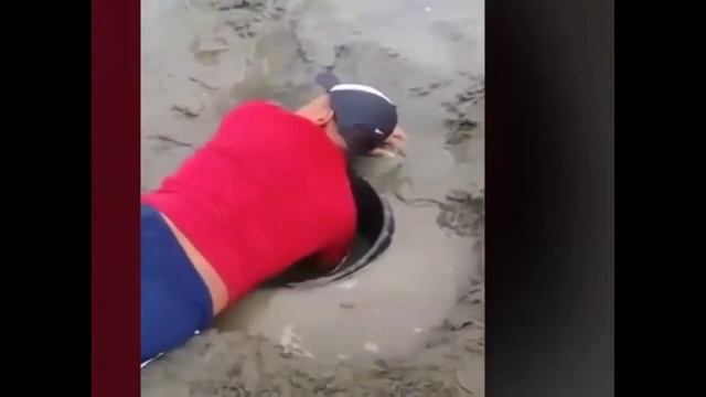 Watch the guys hunt Geoduck bivalve mollusk смотреть онлайн