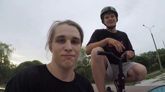 САМЫЙ маленький трюковой самокат VS ОГРОМНАЯ РАМПА в скейт парке смотреть онлайн