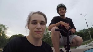 САМЫЙ маленький трюковой самокат VS ОГРОМНАЯ РАМПА в скейт парке