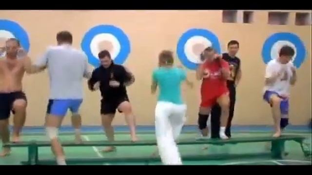 Тула. Семинар по ТАЙСКОМУ БОКСУ. Изучение прямого удара коленом с помощью лавки. смотреть онлайн