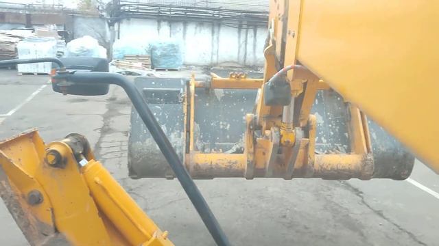 Отсыпка откоса чернозёмом телескопическим погрузчиком JCB 540-170. смотреть онлайн