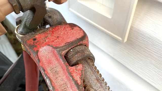 Can't get my hose off the spigot: how to remove a stuck water hose from spigot смотреть онлайн