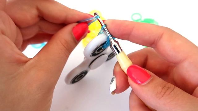 ДЕКОР СПИННЕРА РЕЗИНКАМИ spinner rainbow loom bands смотреть онлайн