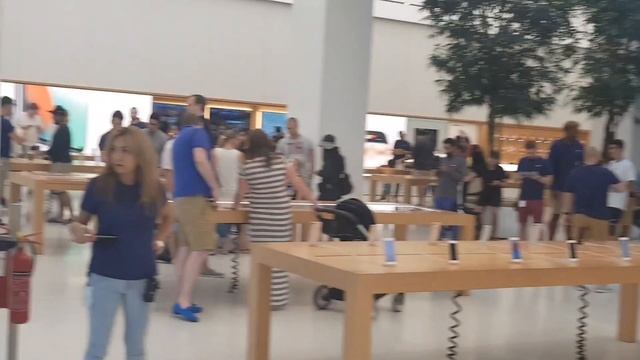 Apple Store Today Dubai in Emirates Mall verry Good Service смотреть онлайн