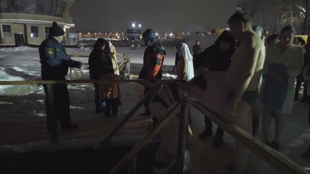 Чебоксары. 19 января 2024 г. Крещенские купания у Свято-Троицкого мужского монастыря смотреть онлайн