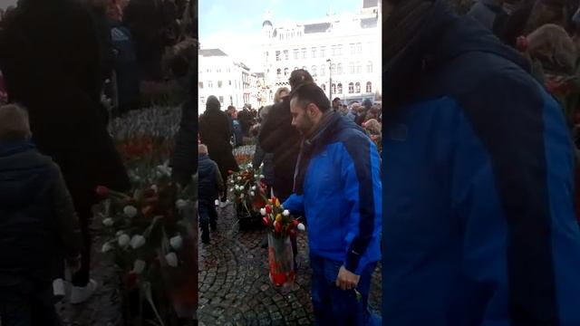 Амстердам.Праздник тюльпанов.Площадь перед музеем Мадам Тюссо смотреть онлайн