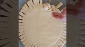 Пирог косичка с черничным вареньем.