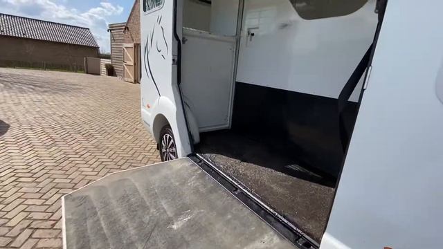 ***VERKOCHT**** Mooie paardenwagen Renault Master met Barbot opbouw 2012 Dubbele cabine. смотреть онлайн