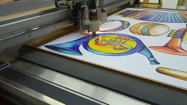 Резка сотового картона планшетным плоттером Bullmer смотреть онлайн