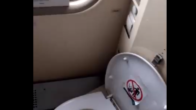 Туалет в поезде смотреть онлайн