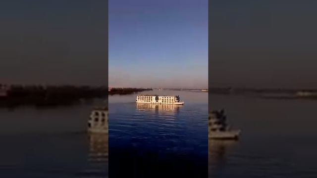 Круизный лайнер в Луксоре, Асуане, круизах по Нилу на берегу Нила, Египет смотреть онлайн