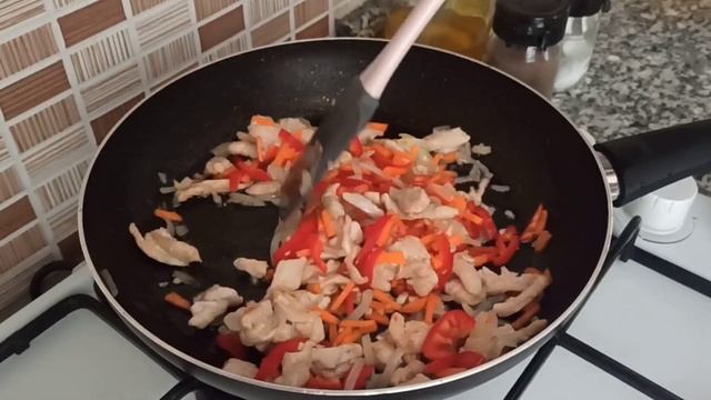 РИС С КУРИЦЕЙ И ОВОЩАМИ С СОЕВЫМ СОУСОМ. ЭТО ОЧЕНЬ ВКУСНО !!! смотреть онлайн