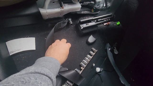 2019 Toyota Prius Prime front seat belt removal смотреть онлайн