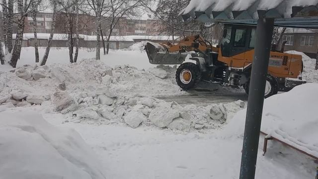 Уборка снега во дворе смотреть онлайн