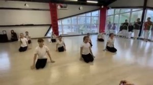 Танец под песню одно и тоже?