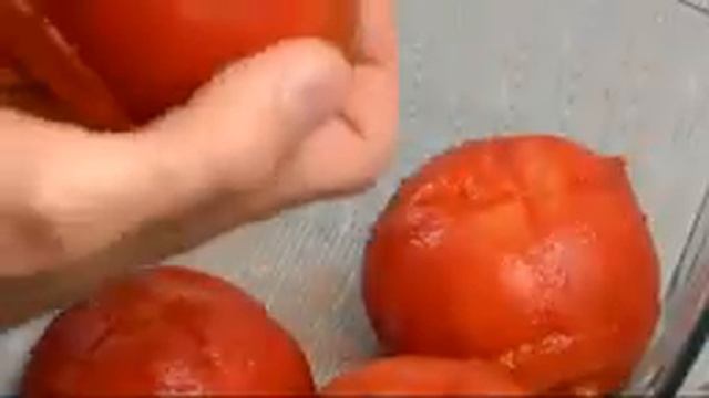 КАК БЫСТРО И ЛЕГКО СНЯТЬ КОЖИЦУ С ПОМИДОРА. Лайфхак смотреть онлайн