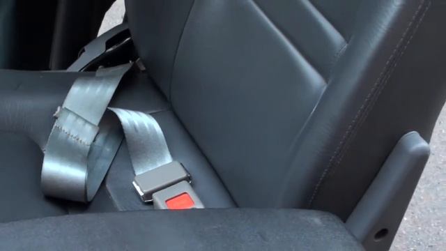 Четырехколесный электромобиль электроколяска с кожаным креслом и открытым верхом. Электро коляска. смотреть онлайн