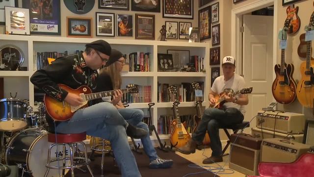 Joe Bonamassa & Greg Koch Perform "Had To Cry Today" at Mike Slubowski's • Wildwood Guitars смотреть онлайн