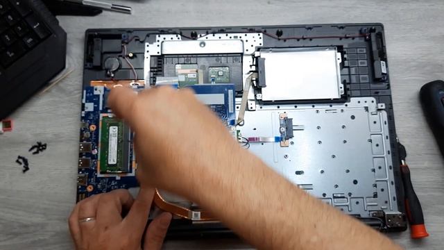 Как разобрать Lenovo V340-17IWL , замена термопасты, установка SSD, Апгрейд смотреть онлайн