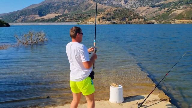 МОЯ ПЕРВАЯ КРУТАЯ РЫБАЛКА Крит / Cool fishing Crete смотреть онлайн
