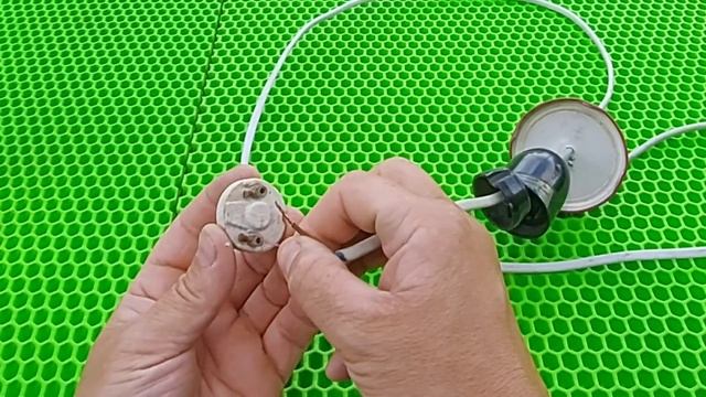 Ни в коем случае не выбрасывайте стеклянную бутылку. Из неё получится очень нужная самоделка. смотреть онлайн