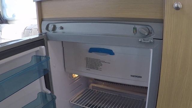 Обзор двуосного семейного автодома,кемпера,прицепа-дачи Sprite Quattro 2009 года 6 мест огонёк смотреть онлайн