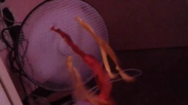 Вентилятор дует ленточки. смотреть онлайн