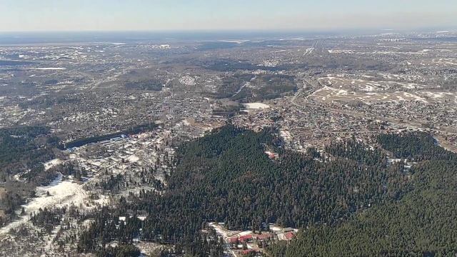 Взлет из аэропорта Богашево в Томске: самолет подпрыгивает на неровной полосе, а потом видно город смотреть онлайн