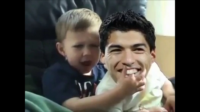 Ouch Suarez ! Suarez Bit My Finger смотреть онлайн