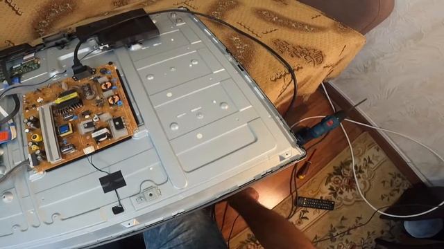 Ремонт подсветки телевизора LG. Светлые пятна на экране. Не работает подсветка. Замена светодиодов.