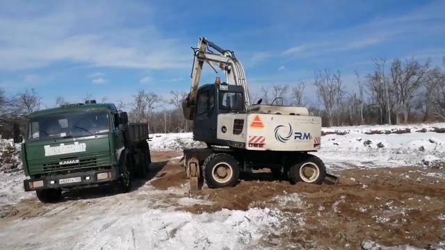 Работа экскаватора на песке