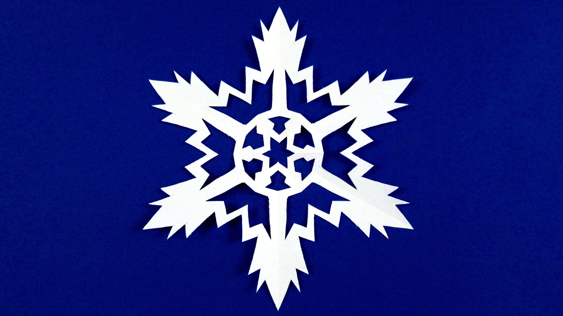 Как сделать снежинку из бумаги своими руками смотреть онлайн