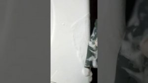 Убираем чёрные царапины и потёртости на акриловой ванне.