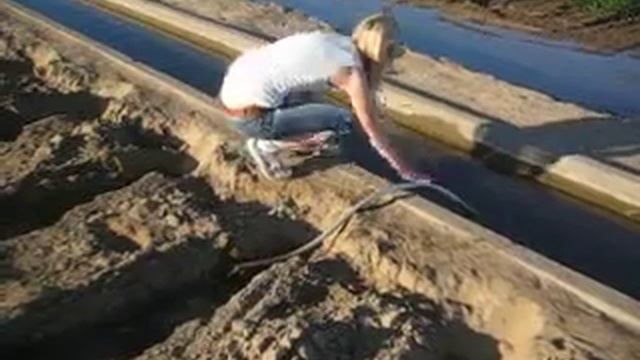I'm an irrigator!! I teach Kim how to start a farming cyphon tube смотреть онлайн