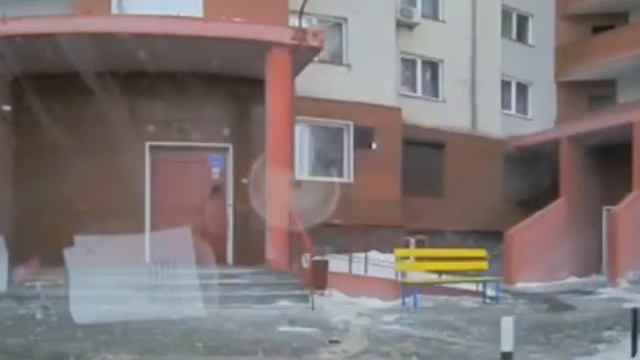 Глыба льда, упала рядом с женщиной с коляской смотреть онлайн