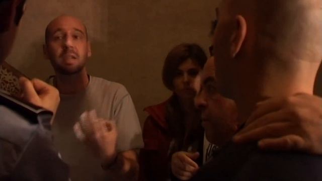 REC (2007) | Ensayos del primer ataque, evacuación por las escaleras y la huida hacia el ático смотреть онлайн